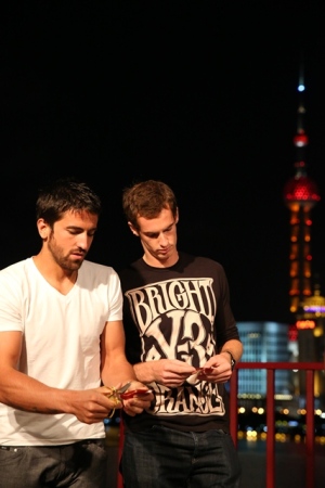 4d7ab671 754e 437c 8eee 10699ef3e515.jpg Энди Маррей, Янко Типсаревич и Цзе Чжан попробовали свои силы в китайском искусстве "Цзяньчжи" (фото)