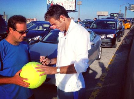 Дель Потро раздавал автографы во время автомобильной пробки