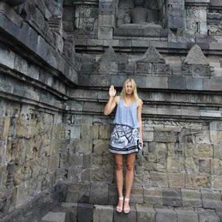 598352 10151100006607680 976324295 n.jpg Мария Шарапова посетила храмовый комплекс Боробудур в Индонезии