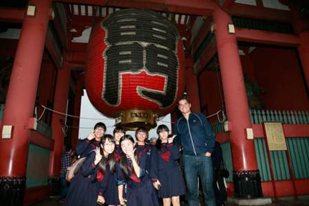 raon2.jpg Милош Раонич посетил район Асакуса в Токио (фото)