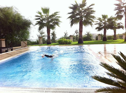 Рафаэль Надаль: Восстанавливаюсь, плавая в бассейне a3trpb4cuaawrcb.jpg Рафаэль Надаль: Восстанавливаюсь, плавая в бассейне