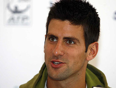 Фото: www.novakdjokovic.rs. Новак Джокович во время пресс-конференции в Белграде