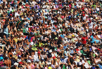 spectators-4.jpg