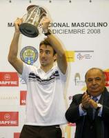 Фото: EFE. Победитель Master Nacional de Tenis-2008 Томми Робредо и президент Федерации тенниса Испании Педро Муньос