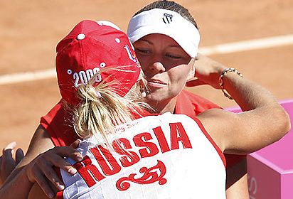 Фото: www.fedcup.com. Елена Веснина поздравляет Веру Звонарёву с победой в финальном матче Кубка Федерации-2008