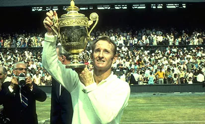 Фото: Getty Images. Род Лэйвер с главным трофеем за победу на Уимблдоне в 1969-м году